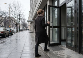 Matka nigdy nie powiedziała mi, że jest ze mnie dumna - nawet kiedy skończyłam studia, powiedziała tylko "no to dobrze". Kiedy trafiła do szpitala, pielęgniarka opowiedziała mi, że mama pokazywała wszystkim na oddziale moje zdjęcie