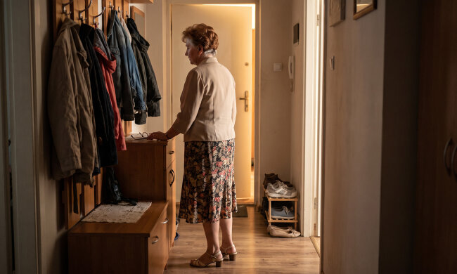 Wnuczka zamieszkała u mnie na studia — pokój po dziadku i tak stał pusty. Na drugim roku wprowadził się jej chłopak, «tylko do sesji, babciu». W maju usłyszałam przez ścianę, jak opowiada koleżance o mieszkaniu