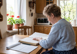 Mama mieszka u brata, emeryturę "ogarnia" Leon - "mamo, po co ci gotówka, wszystko masz". Na komunii prawnuczki mama wręczyła kopertę. W środku było pięćdziesiąt złotych i kartka ołówkiem: "więcej Leon nie dał, wybaczcie"