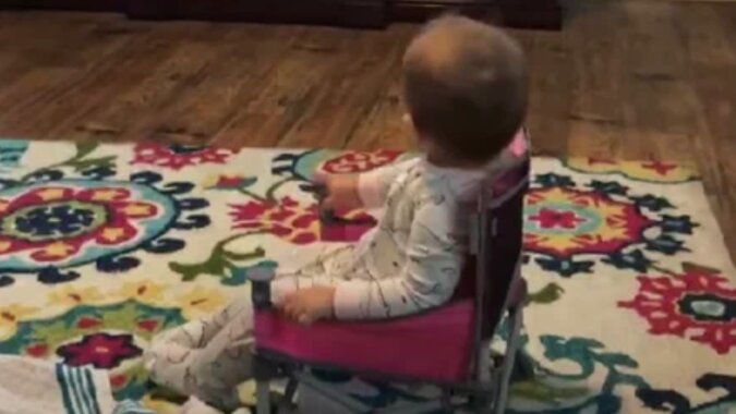 Dziecko próbuje znaleźć krzesło - zabawna lekcja koordynacji rozbawiła internet. Wideo