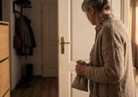 Bratowa poprosiła, żebym potrzymała u siebie jej złotą biżuterię, bo remontują i boją się złodziei. Trzymałam pół roku w szufladzie pod kluczem. Kiedy oddawałam, przeliczyła przy mnie każdy element i powiedziała, że brakuje jednego pierścionka