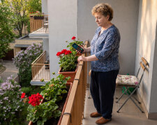 Koleżanka z chóru pokazała mi w telefonie portal randkowy dla seniorów: "Zobacz, jaki przystojny wdowiec z twojego osiedla". Zdjęcie było z wesela naszego syna, przycięte równo w połowie. Po mojej stronie została tylko moja ręka na jego ramieniu