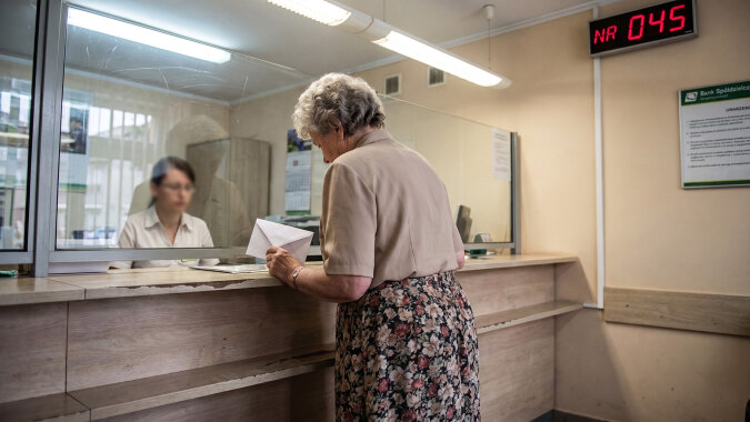 Od dnia narodzin wnuka wpłacałam mu co miesiąc dwieście złotych na konto — na start w dorosłość. Przed jego osiemnastymi urodzinami poszłam do banku dołożyć ekstra od babci. Pani w okienku ściszyła głos: od marca saldo wynosi zero