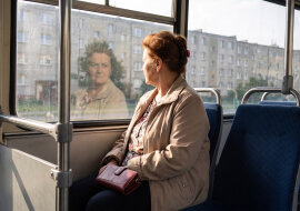 W autobusie okazało się, że wzięłam nie ten portfel i nie mam czym zapłacić za bilet. Młody chłopak w dresie, z kolczykiem w uchu, dopłacił za mnie bez słowa