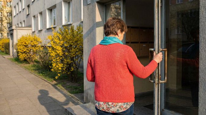 Sąsiadka oddała mi 200 złotych z pięciuset, które pożyczyła. Kiedy tydzień później zapytałam o pozostałe trzysta, powiedziała wszystkim sąsiadkom na klatce, że ją nękam przez trzysta złotych