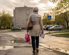 Synowa zapisała wnuczkę na trzy zajęcia dodatkowe. Po miesiącu okazało się, że na każde z nich ja mam ją wozić - i że za karnety zapłaciłam ja, bo "przecież babcia chciała zrobić prezent"