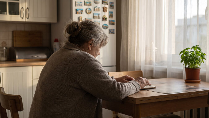 Wnuk założył mi konto na Facebooku, „żeby babcia widziała zdjęcia prawnuczki". Po pół roku odkryłam, że pisze z niego jako ja - prosi rodzinę o pożyczki „na leki". Zebrał już od ciotek dwa tysiące. Ja żadnych leków nie potrzebuję