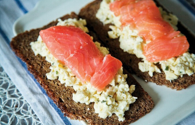 Smacznie i zdrowo: skandynawskie kanapki na śniadanie