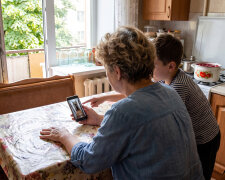 Wnuk pokazywał mi na telefonie taty zdjęcia z wakacji i przewinął za daleko: mój przedpokój, moja kuchnia, mój balkon - w folderze "Mieszkanie M. - dla agenta". Zdjęcia zrobione we wtorek. We wtorek syn przyszedł "naprawić kran"