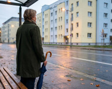 Na niedzielnym obiedzie u córki wyszłam do kuchni po sól. Przez uchylone drzwi usłyszałam, jak zięć mówi o mnie jedno zdanie. Wróciłam, pochwaliłam pieczeń i pierwszy raz od dwudziestu lat wyszłam przed deserem