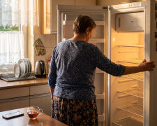 Dwa lata temu pożyczyłam młodym dwanaście tysięcy na wykończenie kuchni. W sierpniu padła mi lodówka, poprosiłam o zwrot choć części. Synowa odpowiedziała: „mamo, w twoim wieku wypada mieć odłożone na takie awarie"