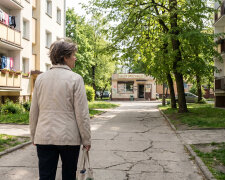 Wysłałam córce pieniądze na jedzenie dla dzieci, bo mówiła, że nie ma za co ich nakarmić. Tego samego wieczora wrzuciła zdjęcie z nowymi paznokciami i kawą za piętnaście złotych. Pod spodem podpis: „W końcu coś dla siebie"