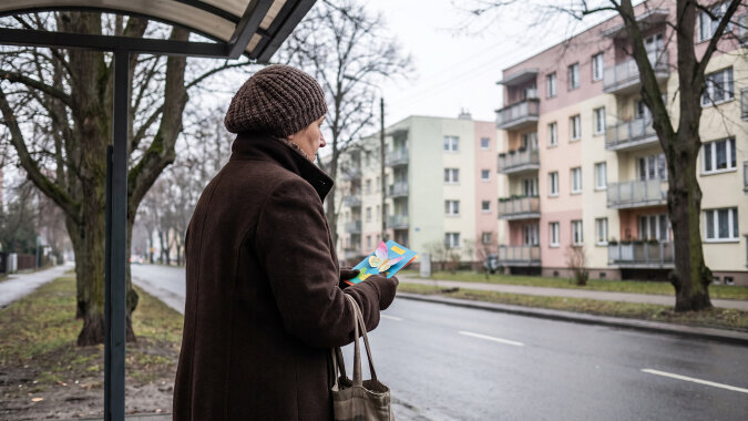 Przez cały rok szkolny odbieram wnuki ze szkoły, odrabiam z nimi lekcje i daję obiad - synowa kończy pracę o siedemnastej. Na Dzień Babci dostałam laurkę, a synowa przy dzieciach podziękowała mi, że «mam wreszcie zajęcie na emeryturze»
