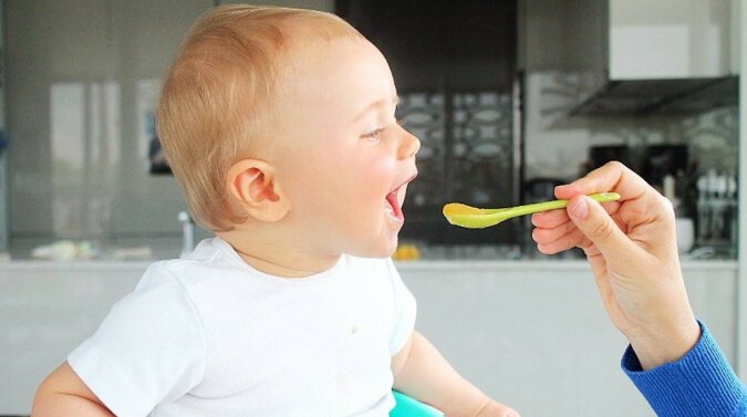 Dzieciak bardzo nie lubi dzielić się jedzeniem - ta reakcja jest nieporównywalna. Wideo