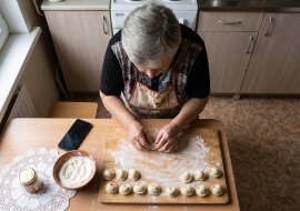 Wnuk nagrywał mnie telefonem, jak lepię pierogi, „dla pamiątki, babciu". Wczoraj w sklepie obca dziewczyna zapytała, czy to ja jestem „tą babcią od pierogów"