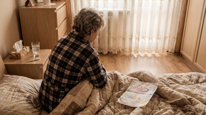 W poniedziałek zmierzyłam 38,5 i napisałam synowej, że pierwszy raz od trzech lat nie dam rady z chłopcami. O siódmej rano stali pod drzwiami, z reklamówką: „kupiłam ci witaminę C i syrop"
