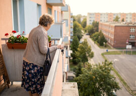 Od trzech lat wnuki są u mnie od poniedziałku do piątku. We wrześniu zapisałam się na Uniwersytet Trzeciego Wieku — historia sztuki, wtorki o szesnastej. Synowa zobaczyła plan zajęć: „mamo, a online nie ma? Posłuchałabyś sobie przy dzieciach”