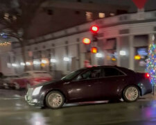 Nowy Rok jest zawsze z tobą: oryginalna dekoracja wykonana przez Amerykanina rozbawiła Internet. Wideo