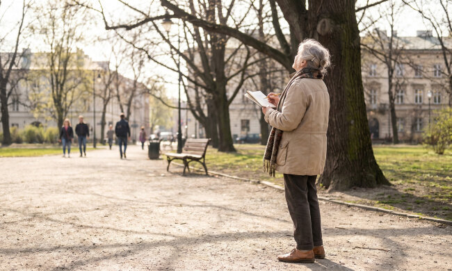 Kiedyś powiedziałam wnuczce, że w młodości marzyłam o malowaniu, ale ojciec powiedział, że to nie dla takich jak my. Na Gwiazdkę dostałam od niej pudełko z farbami, pędzlami i kartką: "Babciu, teraz nikt ci nie zabroni."