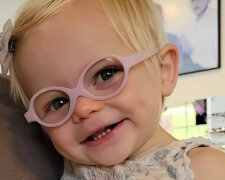 Dziewczynka po raz pierwszy przymierzyła okulary, a jej reakcja wzruszyła YouTube. Wideo