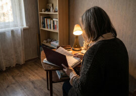 Mąż przez lata mówił, że odkłada na naszą starość. Po jego śmierci otworzyłam szufladę z dokumentami. Zamiast oszczędności znalazłam pisma z trzech banków - i dług, o którym nie miałam pojęcia.