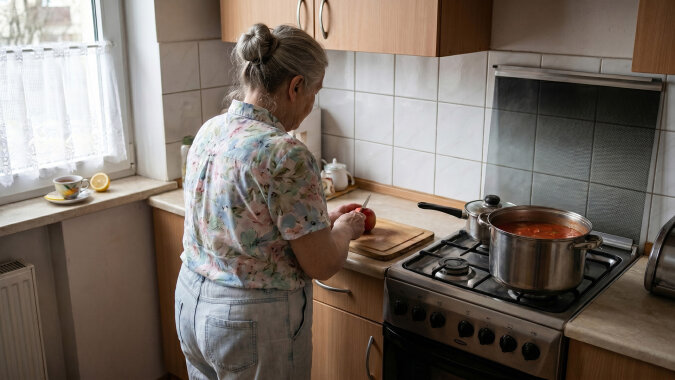 Po śmierci taty zostałam z mamą, która nie umiała zapłacić rachunku przez internet. Jeździłam do niej co tydzień na drugi koniec Warszawy. Po pół roku przyłapałam ją, jak płaci przez telefon - sprawnie, bez okularów
