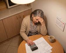 Syn poprosił, żebym podpisała poręczenie kredytu - "formalność, mamusiu, spłacę w pół roku." Minęły trzy lata. Wczoraj odebrałam telefon z banku i usłyszałam kwotę, od której zrobiło mi się ciemno przed oczami.