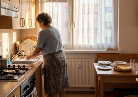 Syn założył mi w telefonie aplikację do liczenia kroków, „żebyś się ruszała, mamo", i podpiął ją do swojego. W niedzielę przy obiedzie odczytał na głos moją środę i czwartek, i zapytał, co ja właściwie robię całymi dniami