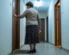 Syn nie odzywa się tygodniami, ale kiedy synowa potrzebuje kogoś do odebrania paczki albo wpuszczenia hydraulika, dzwoni mój telefon - w zeszłym miesiącu poprosił, żebym poczekała u nich na kuriera