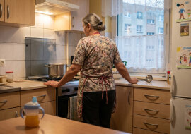 Synowa powiedziała dzieciom, żeby mówili do mnie po imieniu, bo „babcia to brzmi starawo". Syn siedział obok i nic nie powiedział. Wnuki teraz mówią do mnie "Krystyna", jakbym była koleżanką z pracy
