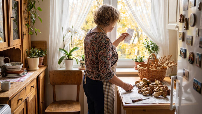 Mąż co roku w październiku jedzie z kolegami na tydzień na grzyby w Bory Tucholskie i zawsze wraca z pełnym koszem. W tym roku, czyszcząc prawdziwki, znalazłam na dnie kosza paragon z warzywniaka w Chojnicach