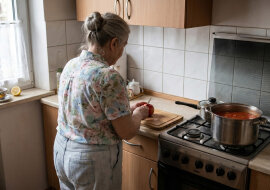 Po śmierci taty zostałam z mamą, która nie umiała zapłacić rachunku przez internet. Jeździłam do niej co tydzień na drugi koniec Warszawy. Po pół roku przyłapałam ją, jak płaci przez telefon - sprawnie, bez okularów