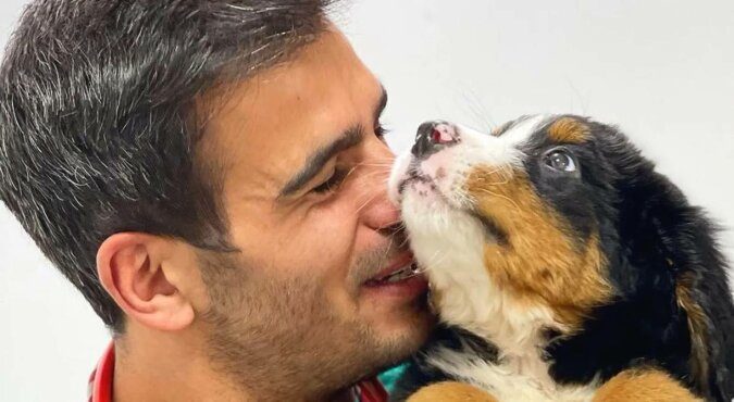 Najlepszy przyjaciel zwierząt: weterynarz wzruszająco bawi się z psami, które boją się szpitala