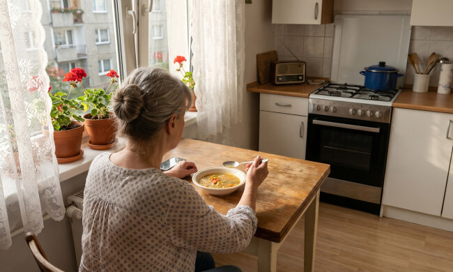 Przez dwadzieścia lat co miesiąc odkładałam po 200 złotych na osobne konto dla wnuka. Kiedy skończył osiemnaście lat, przekazałam mu je osobiście. Tydzień później synowa napisała mi wiadomość, po której nie spałam trzy noce