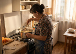 Syn z synową wprowadzili się "na chwilę", bo budują dom. Zaproponowałam, żebyśmy zrzucali się wszyscy na jedzenie - po równo. Synowa spojrzała na mnie i powiedziała: "Mamo, przecież ty i tak gotujesz"