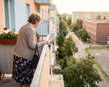 Od trzech lat wnuki są u mnie od poniedziałku do piątku. We wrześniu zapisałam się na Uniwersytet Trzeciego Wieku — historia sztuki, wtorki o szesnastej. Synowa zobaczyła plan zajęć: „mamo, a online nie ma? Posłuchałabyś sobie przy dzieciach”