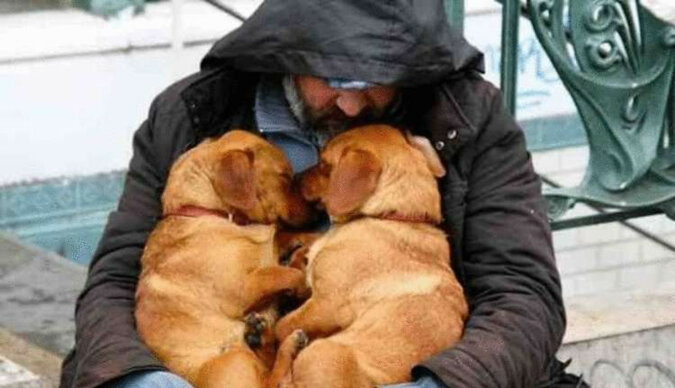 Ich bogactwo jest w ich sercach: bezdomni, którzy oddali wszystko swoim psom