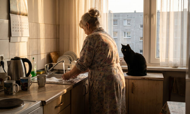 Syn wrócił z Niemiec "na chwilę, żeby ogarnąć sprawy". Po miesiącu przyjechała jego dziewczyna z kotem. Po trzech miesiącach zaczęli mówić o mnie do kota: "Babcia znowu nie zamknęła lodówki"