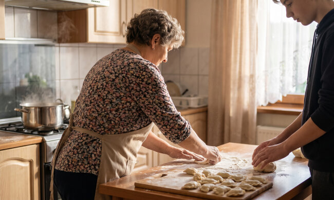 Szesnastoletni wnuk, który na rodzinnych obiadach zawsze siedzi w telefonie, w sobotę przyjechał do mnie sam, z zeszytem. Powiedział: „babciu, naucz mnie twoich pierogów, chcę zaskoczyć Olę". Lepiliśmy do wieczora