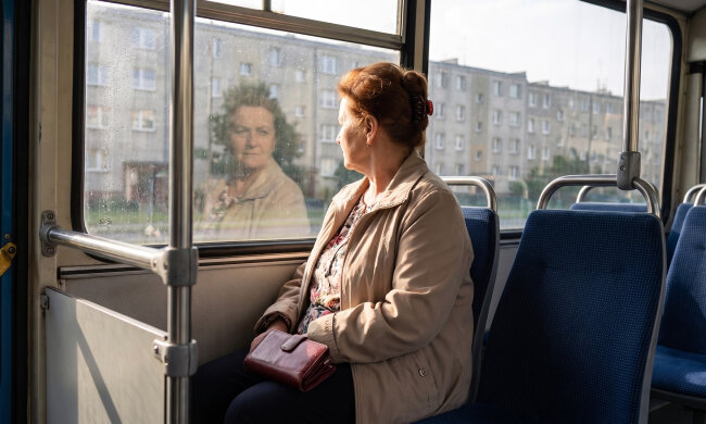 W autobusie okazało się, że wzięłam nie ten portfel i nie mam czym zapłacić za bilet. Młody chłopak w dresie, z kolczykiem w uchu, dopłacił za mnie bez słowa