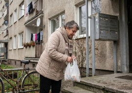 Sąsiadka z dołu pukała co tydzień po cukier, jajka, mleko. Zawsze oddawała. W grudniu pożyczyłam jej 2 tysiące na rachunki. Od tamtego dnia zmienia chodnik, kiedy mnie widzi