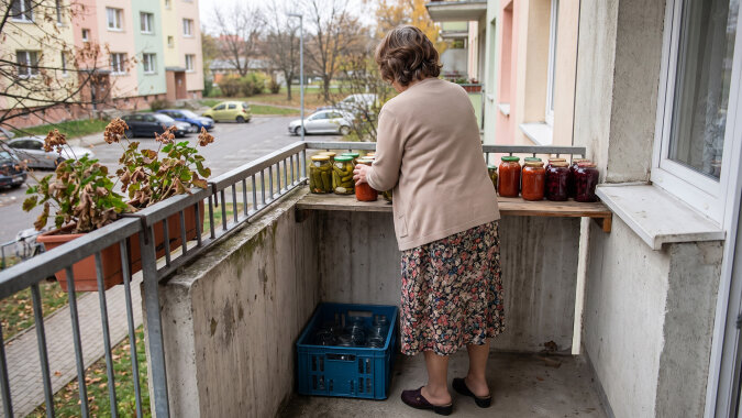Dzieci przyjeżdżają raz na miesiąc, w niedzielę, z pustym bagażnikiem. Przy pożegnaniu wnuczka zapytała mamę, czy za tydzień «znowu jedziemy do babci po słoiki». Właśnie pakowałam im czternasty - z bigosem