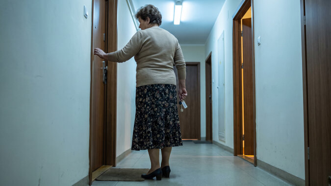 Syn nie odzywa się tygodniami, ale kiedy synowa potrzebuje kogoś do odebrania paczki albo wpuszczenia hydraulika, dzwoni mój telefon - w zeszłym miesiącu poprosił, żebym poczekała u nich na kuriera