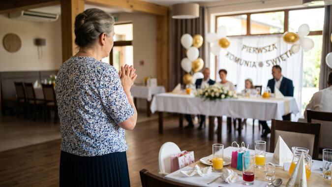 Na komunię wnuczki drugą babcię posadzili koło rodziców i księdza, a mnie na końcu stołu, przy dzieciach