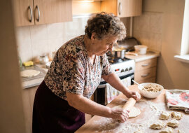 Student z czwartego piętra od roku naprawia mi kran i nosi ziemniaki — zawsze „za pierogi", które lepię co czwartek. Wczoraj przyznał, że pierogi były pretekstem