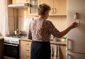 Trzeci rok planuję odwiedzić siostrę w Ełku i trzeci rok coś wypada. Kupiłam bilet na piątego września. Córka zobaczyła go na lodówce: „mamo, wrzesień odpada, kto odbierze dzieci? Jedź w listopadzie, jak się ułoży"