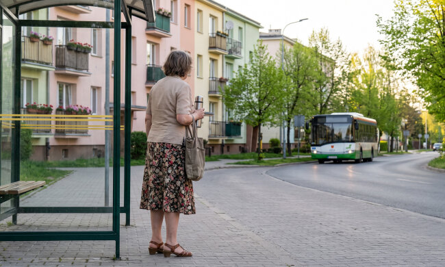 Pilnuję wnuków od sześciu lat, w poniedziałek syn powiedział mi, że rozmawiają z synową o „jakiejś pani na stałe", bo nie chcą mnie obciążać — wnuczek wieczorem zapytał: „babciu, to prawda, że już nie będziesz do nas przychodzić?"