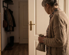 Bratowa poprosiła, żebym potrzymała u siebie jej złotą biżuterię, bo remontują i boją się złodziei. Trzymałam pół roku w szufladzie pod kluczem. Kiedy oddawałam, przeliczyła przy mnie każdy element i powiedziała, że brakuje jednego pierścionka