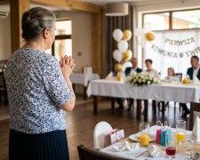 Na komunię wnuczki drugą babcię posadzili koło rodziców i księdza, a mnie na końcu stołu, przy dzieciach