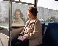 W autobusie okazało się, że wzięłam nie ten portfel i nie mam czym zapłacić za bilet. Młody chłopak w dresie, z kolczykiem w uchu, dopłacił za mnie bez słowa